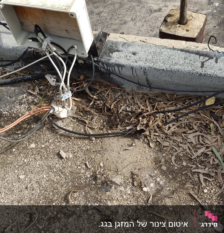 חוטי חשמל מחוברים לקופסה על גג